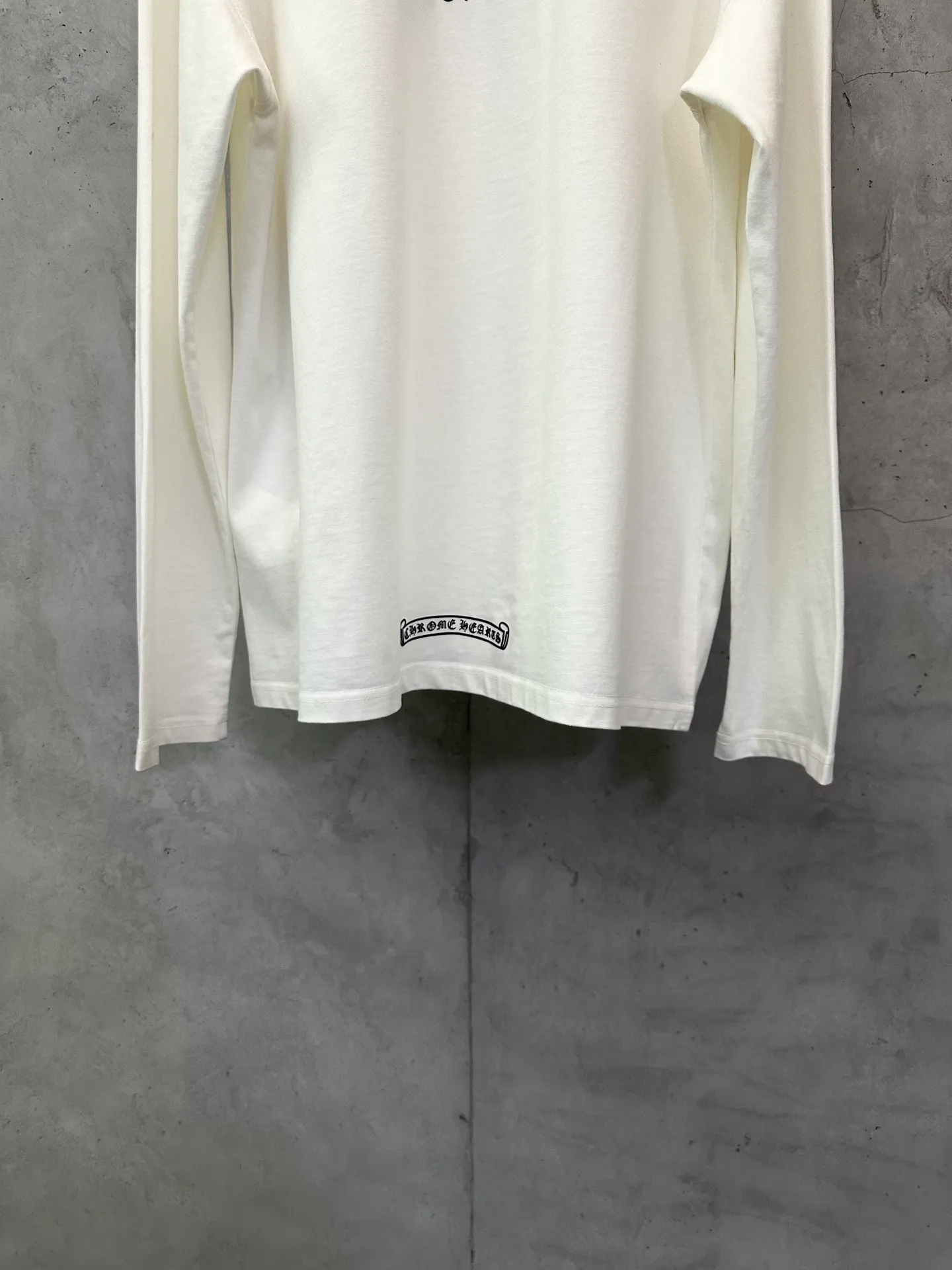 P300 Chrome Hearts 25ss flocked logo letter round neck long-sleeved T-shirt. Fabric is high-definition, super heavyweight cotton, double yarn compact Xinjiang cotton. Weight: 320 grams. Clean cloth surface. Clear cloth texture. Tight feel. Stiff. High color fastness. No deformation. No discoloration. Customized hardware. Thread. Accessories. Alignment. Same style for men and women. -Color: Black White -Size: XS S M L